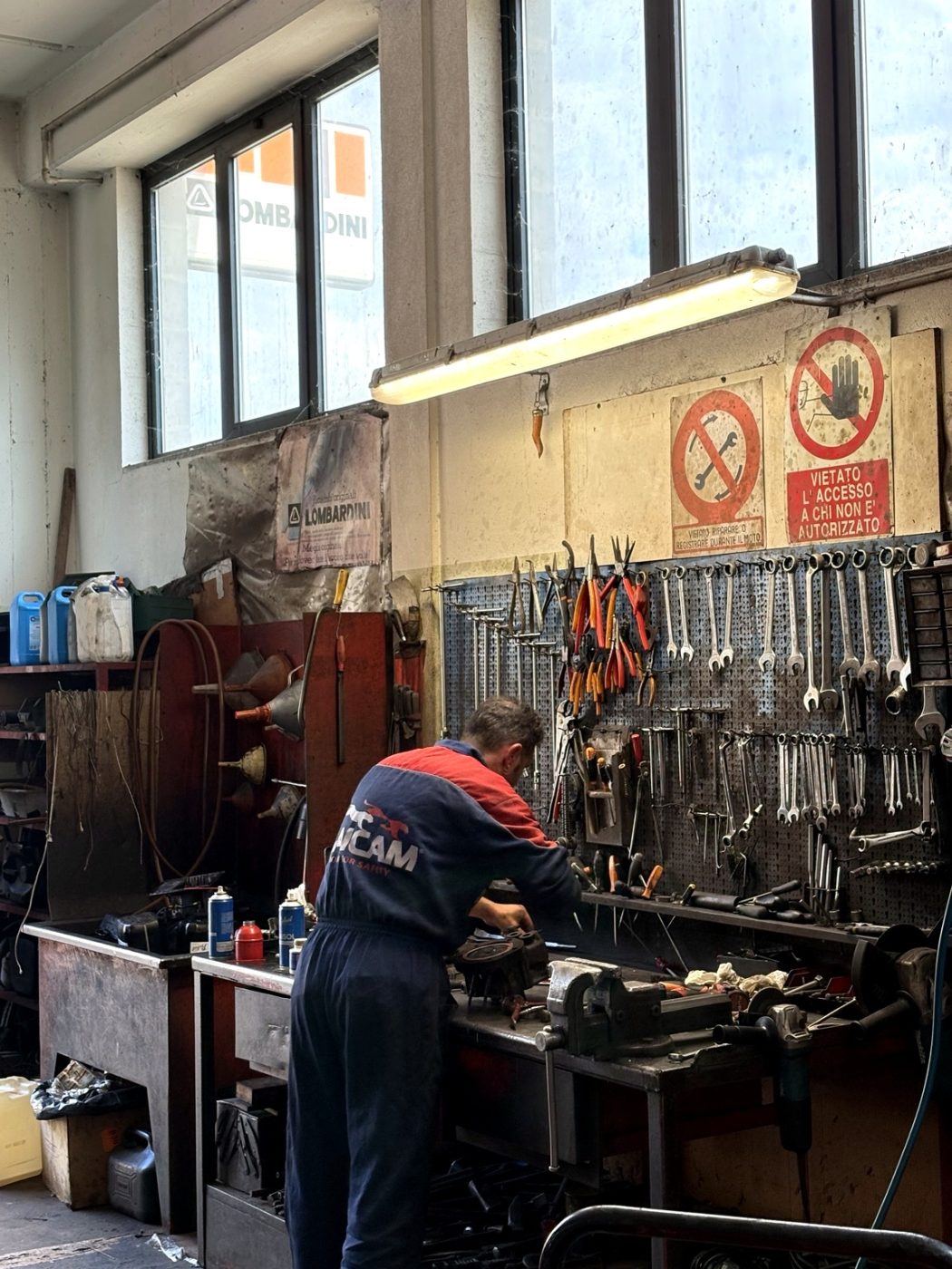 Banco di lavoro dell'officina meccanica