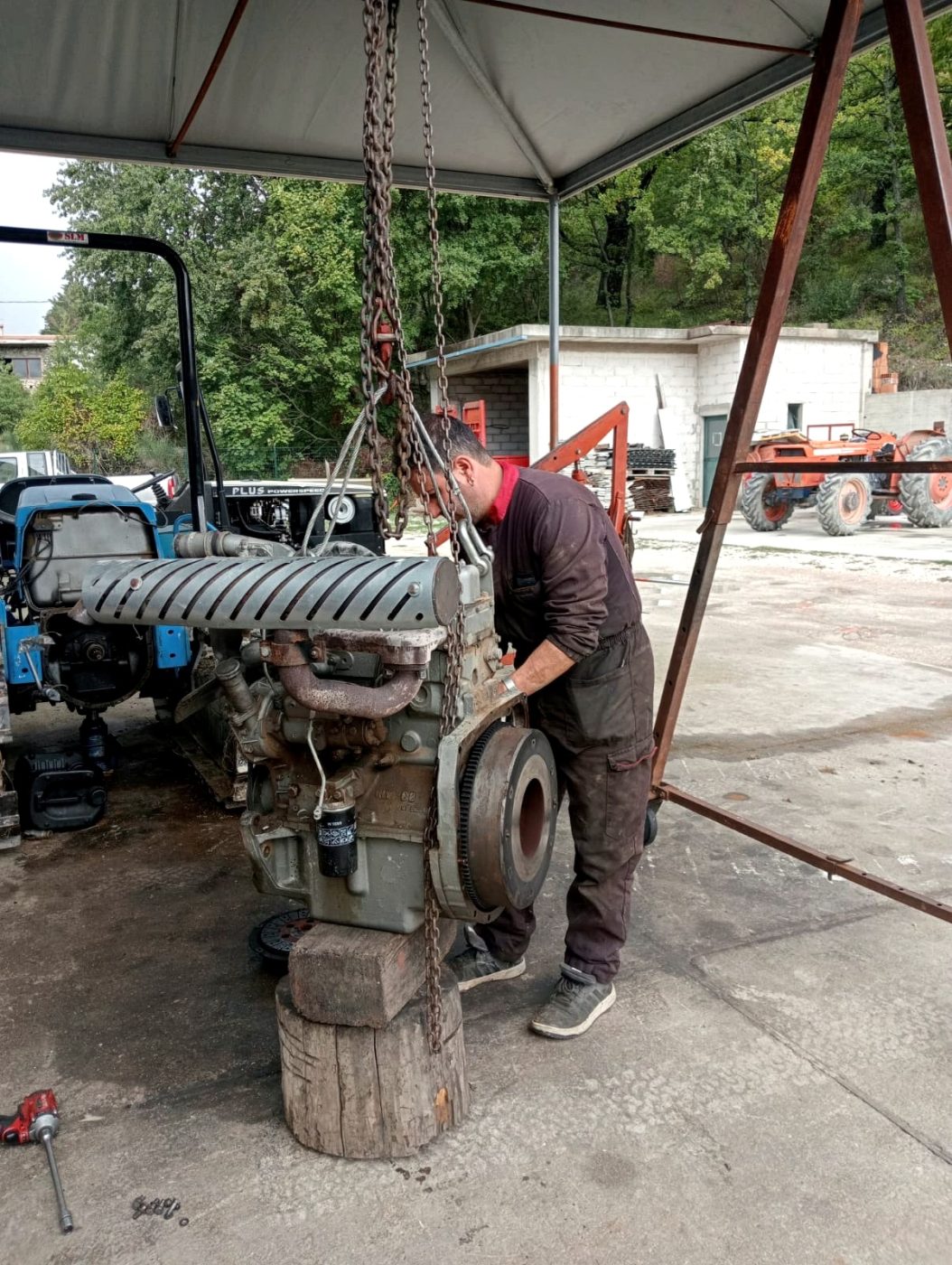 Manutenzione del motore di un trattore in officina