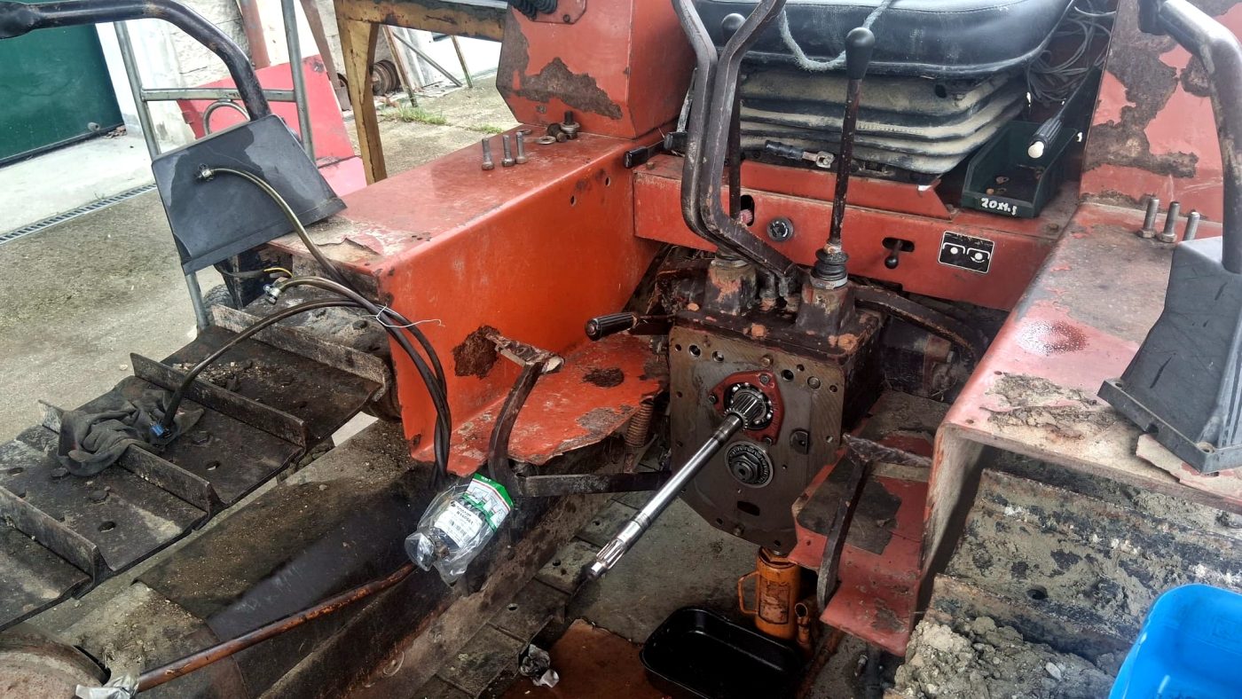 Riparazione di un trattore in officina meccanica