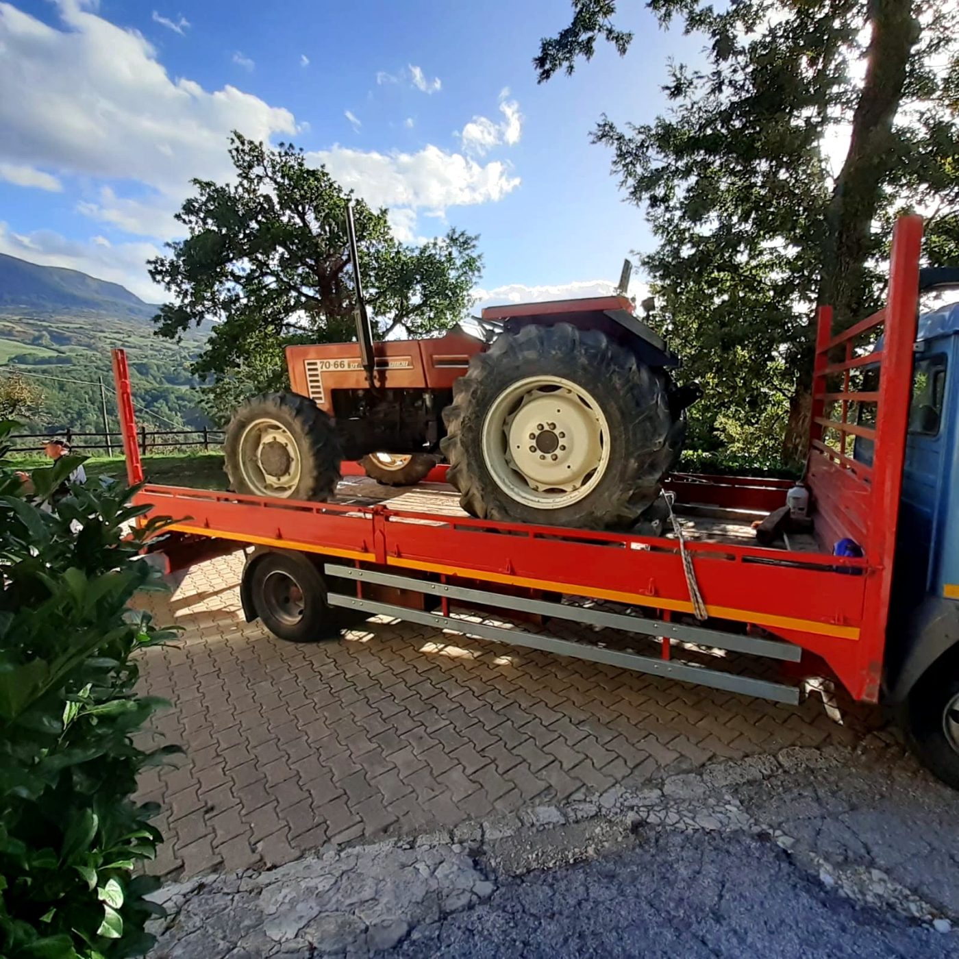 Ritiro e trasporto di un trattore con camion